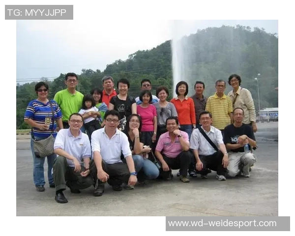 吾米提江感动小球迷泪水流下表达榜样力量与快乐心情