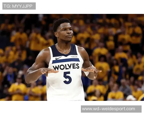 媒体人分析爱德华兹进攻端表现提升展现出更强自信心与关键时刻阅读能力