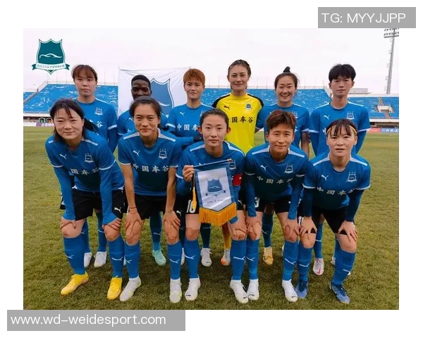 武汉车谷江大女足赛后自豪展示国旗合影庆祝中国骄傲时刻 武汉车谷江大女足赛后自豪展示国旗合影庆祝中国骄傲时刻