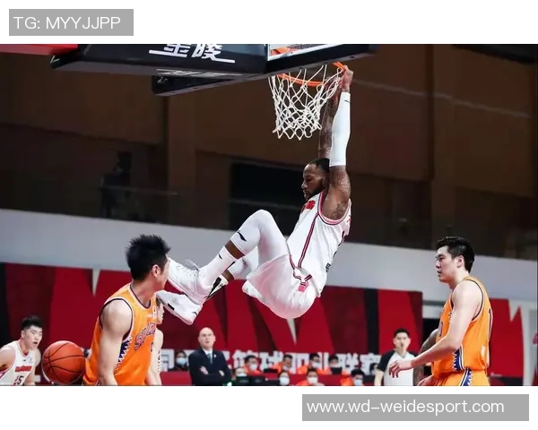 迪文分析球队进攻瓶颈强调快速决策与调动对方防守的重要性 迪文分析球队进攻瓶颈强调快速决策与调动对方防守的重要性